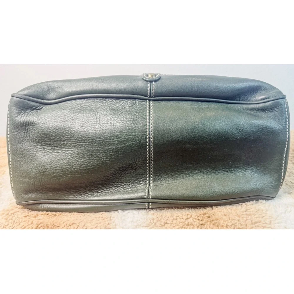 Authentic Vintage CELINE Boogie Bag in a rare kaki green. Old money, so chic! - Picture 4 of 13